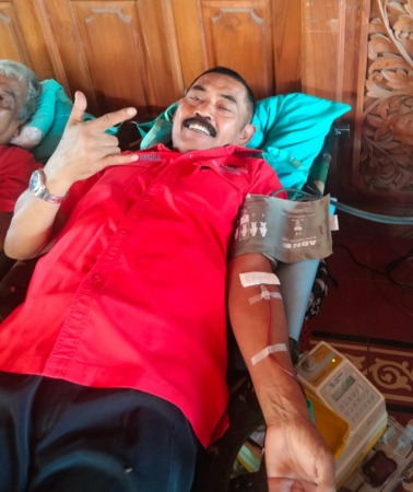 BERBAGI: Ketua DPC PDIP Kota Surakarta F.X. Hadi Rudyatmo mengikuti ksi kemanusiaan donor darah di Pendapa RW 09 Pucangsawit, Jebres, Selasa (17/5). (A. CHRISTIAN/RADAR SOLO)