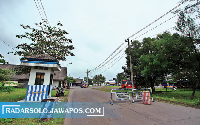 LENGANG: Akses masuk sisi timur Terminal Kartasura di Desa Wirogunan, Kecamatan Kartasura. (ARIEF BUDIMAN/RADAR SOLO)