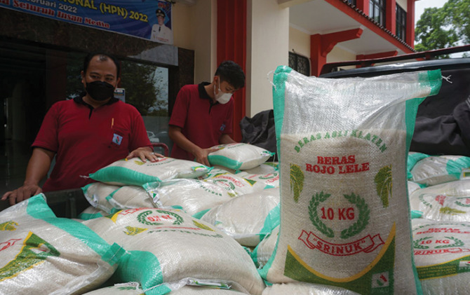 KOMODITAS: Beras Rojolele Srinuk yang didistribusikan untuk ASN di lingkungan Pemkab Klaten. (ANGGA PURENDA/RADAR SOLO)