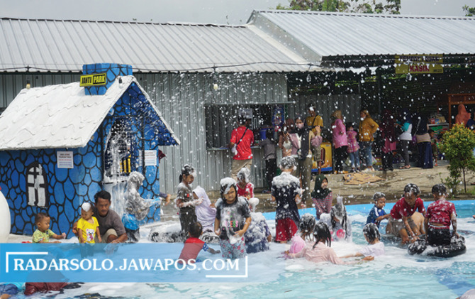 PEMBEDA: Mandi salju menjadi wahana unggulan di salah satu taman bermain di Desa Janti, Kecamatan Polanharjo, Klaten. (ANGGA PURENDA/RADAR SOLO)