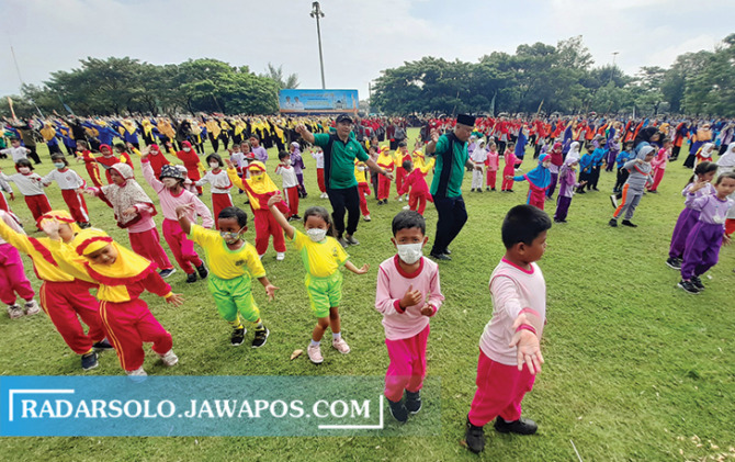 APRESIASI: Bupati Juliyatmono (kanan) dan Wakil Bupati Rober Christanto senam bersama murid dan guru TK di Alun-Alun Karanganyar, Jumat (20/5).  (RUDI HARTONO/RADAR SOLO)