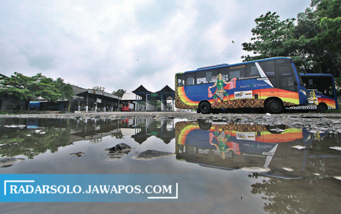 RUSAK PARAH: Armada Batik Solo Trans (BST) parker di aspal Terminal Kartasura yang rusak parah. Saat ini kondisi Terminal Kartasura cukup memprihatinkan. (ARIEF BUDIMAN/RADAR SOLO)