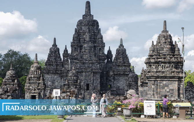 MEGAH: Candi Sewu di Kecamatan Prambanan, Klaten merupakan candi Buddha terbesar kedua di Indonesia. Candi induk tampak menjulang paling tinggi di tengah. (MUHAMMAD IHSAN/RADAR SOLO)