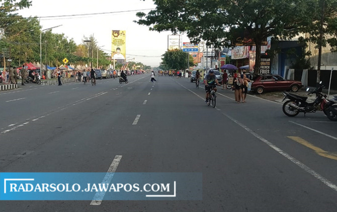 KURANG PENGAWASAN: Gelaran Car Free Day (CFD) di Jalan Lawu mulai dibuka Minggu (15/5) lalu. Sayangnya, banyak kendaraan bermotor yang melintas di lokasi tersebut. (RUDI HARTONO/RADAR SOLO)