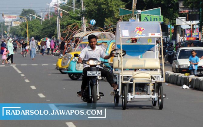 PULIHKAN EKONOMI: Pasar Sabtu di Plasa Alun-Alun Karanganyar sudah dibuka sejak pekan lalu. (RUDI HARTONO/RADAR SOLO)