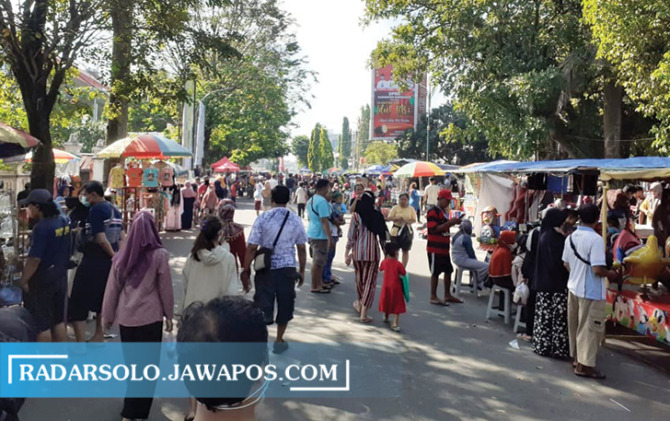 AKHIRNYA DIGELAR LAGI: Car free day Sukoharjo di Jalan Veteran ramai pengunjung, Minggu (15/5). Masyarakat diimbau tetap memakai masker. (IWAN KAWUL/RADAR SOLO)
