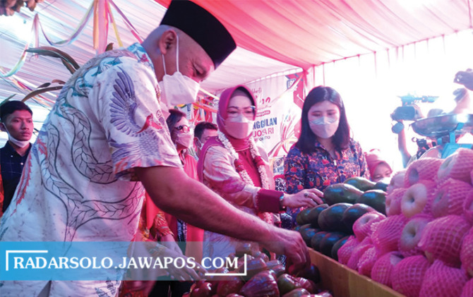 ANTUSIAS: Bupati Sukoharjo Etik Suryani ikut memborong produk lokal Polokarto dalam Expo Polokarto Tumoto 2022. (IWAN KAWUL/RADAR SOLO)