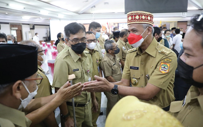 Gubernur Jawa Tengah Ganjar Pranowo menggelar halal bihalal secara virtual pada hari pertama masuk kantor usai libur panjang Lebaran, Senin (9/5).