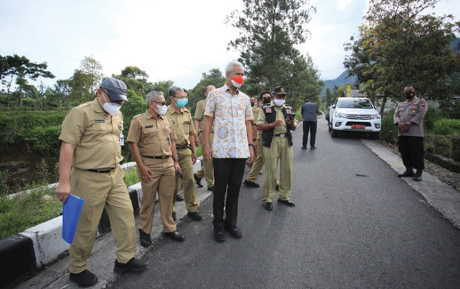 Gubernur Jateng Ganjar Pranowo cek peningkatan jalan yang menjadi jalur evakuasi Merapi, Senin (23/5).