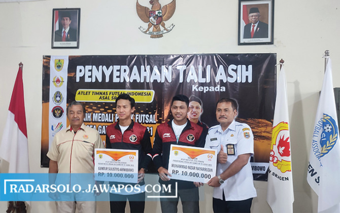 BERPRESTASI: Guntur Sulistyo A (dua dari kiri) dan M Nizar Nayaruddin (tiga dari kiri) digelontor hadiah dari pemkab sragen usai meraih medali perak SEA Games 2021. (AHMAD KHAIRUDIN/RADAR SOLO)