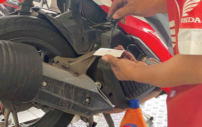 Pengecekan kondisi oli motor bisa dilakukan sendiri oleh bikers.