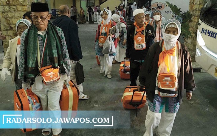KE TANAH SUCI: Calon jamaah haji yang berangkat dari Asrama Haji Donohudan, Ngemplak. Foto diambil sebelum pandemi. (RAGIL LISTIYO/RADAR SOLO)