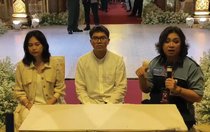 Putri (kiri) dan putra (tengah) Idayati saat jumpa pers pernikahan Idayati dengan Ketua MK Anwar Usman.