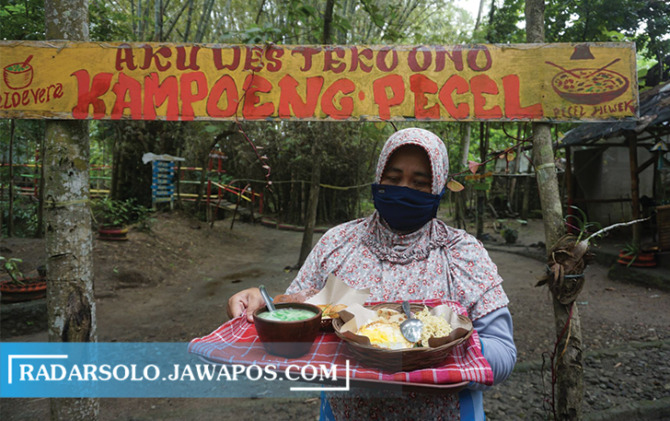 TRADISIONAL: Sajian menu pecel gendar dan dawet lidah buaya di Kampung Pecel, Dusun Mojorejo, Desa Ngerangan, Kecamatan Bayat. (ANGGA PURENDA/RADAR SOLO)