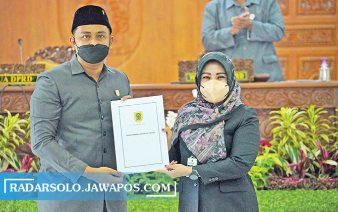 PUCUK PIMPINAN: Ketua DPRD Klaten Hamenang Wajar Ismoyo dan Bupati Klaten Sri Mulyani pada public hearing membahas dua raperda tentang pokok-pokok pengelolaan keuangan daerah dan raperda tentang pengarusutamaan gender di Gedung Paripurna DPRD Klaten belum