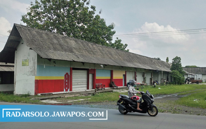 MERANA: Warga melintas di depan kios Terminal Kartasura. (IWAN KAWUL/RADA R SOLO)