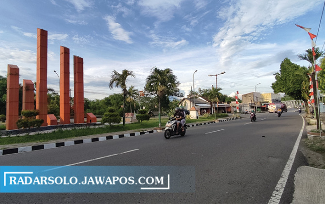 LOKASI CFD: Pengendara melintas di sekitar Taman Tugu 45 di Jalan Ir. Soekarno Minggu (29/5). (IWAN ADI LUHUNG/RADAR SOLO)