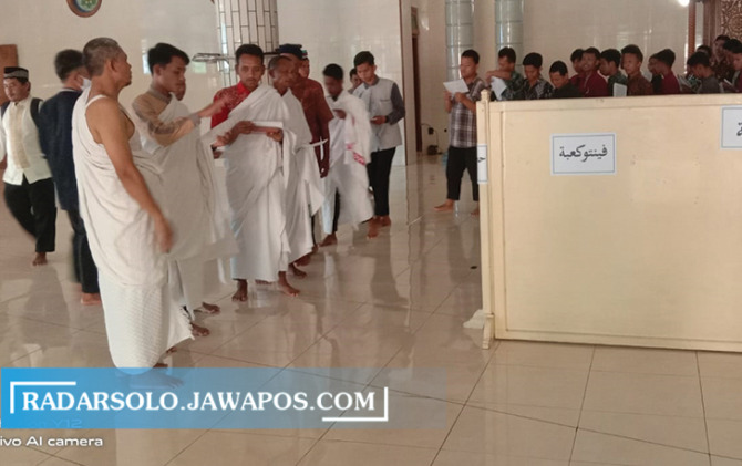 Pengurus dan santri Ponpes Al Barru Bulusulur, Wonogiri melakukan praktik manasik haji, beberapa waktu lalu. (IWAN ADI L/RADAR SOLO)