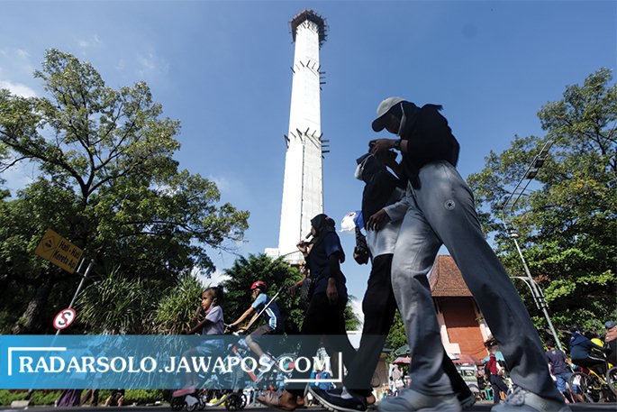 MASIH KOKOH:  Menara Masjid Taman Sriwedari Surakarta masih kokoh berdiri, Minggu (29/5).  (M. IHSAN/RADAR SOLO)