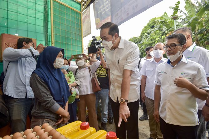 Menteri Perdagangan Muhammad Lutfi didampingi Direktur Jenderal Perdagangan Dalam Negeri Oke Nurwan (kanan) meninjau pelaksanaan program Migor Rakyat di Jakarta, Selasa (17/5/2022).
