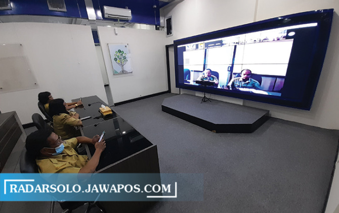 PRESENSI: Sejumlah ASN Pemkab Karanganyar mengikuti pembinaan melalui aplikasi zoom, Senin (9/5). (RUDI HARTONO/RADAR SOLO)