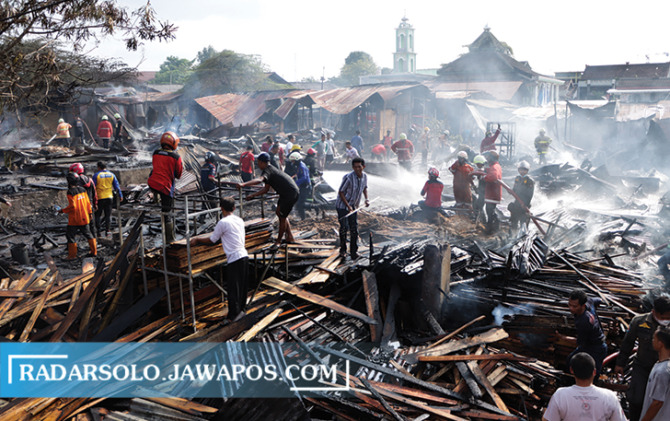 PENDINGINAN: Petugas Dinas Pemadam Kebakaran Kota Surakarta di lokasi Pasar Mebel Gilingan yang terbakar, Selasa (3/5). (M. IHSAN/RADAR SOLO)