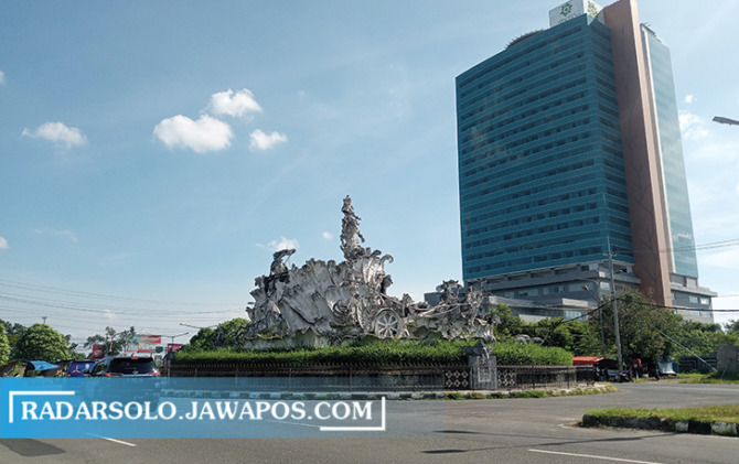 TETENGER: Patung kuda di Solobaru, Kecamatan Grogol segera dicat karena mulai tampak kusam. (IWAN KAWUL/RADAR SOLO)