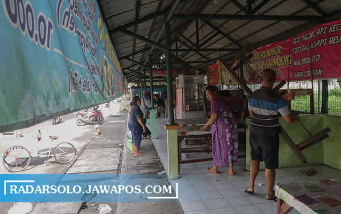 DITATA: Pedagang Selter Manahan mengemasi barang dagangan untuk dipindahkan ke tempat yang baru. (M. IHSAN/RADAR SOLO)