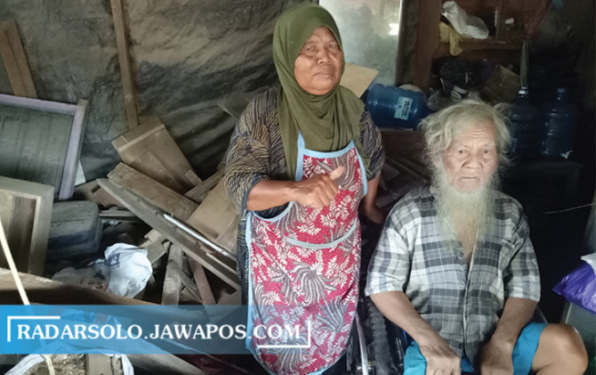 TERLAWAS: Saimuri dan Sumini, pasangan suami istri yang menjadi pedagang di Pasar Mebel Gilingan sejak 1971. (SILVESTER KURNIAWAN/RADAR SOLO)