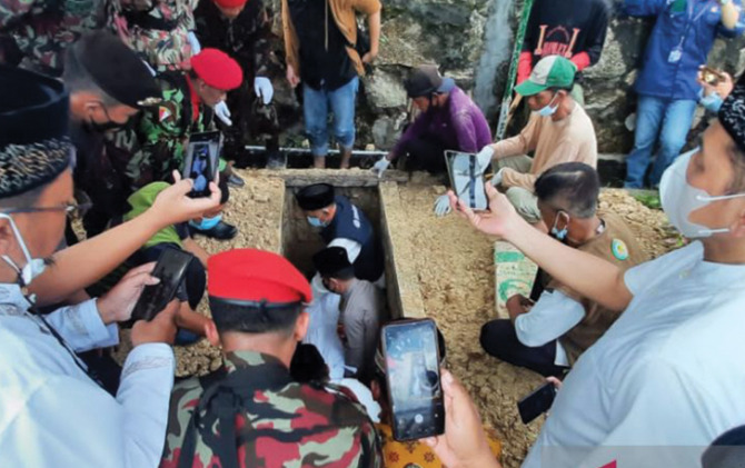 Pemakaman Buya Syafii Maarif di Taman Makam Husnul Khotimah Donomulyo, Jumat (27/5) sore. (ANTARA)