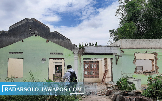 DIBONGKAR: Salah satu rumah yang terkena proyek Tol Solo-Jogja di Boyolali. (RAGIL LISTIYO/RADAR SOLO)