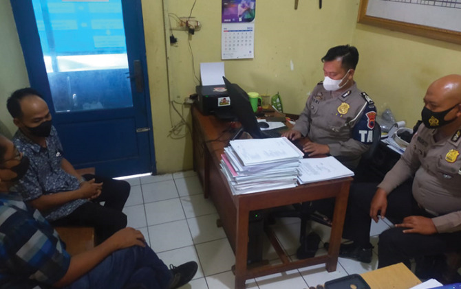 Anggota Satlantas Polres Wonogiri saat melakukan penyidikan terhadap pelaku tabrak lari baru-baru ini. (ISTIMEWA)