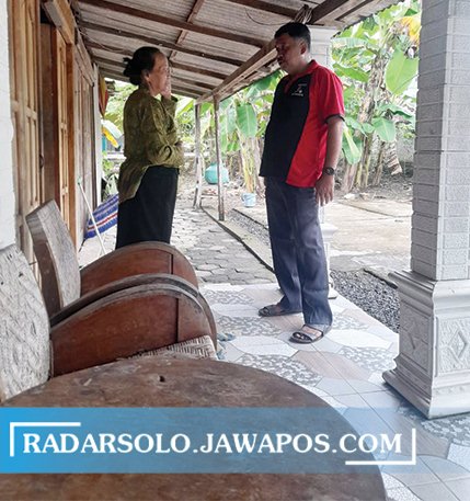 CARI BUKTI: Lurah Giriwoyo meminta keterangan kepada warga, Minggu (22/5). (IWAN ADI LUHUNG/RADAR SOLO)