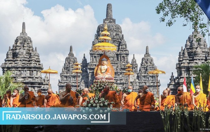 KHIDMAT: Biksu dan umat Buddha dari Jateng dan DIJ memeringati Hari Raya Waisak di Candi Prambanan Senin (16/5). (M. IHSAN/RADAR SOLO)