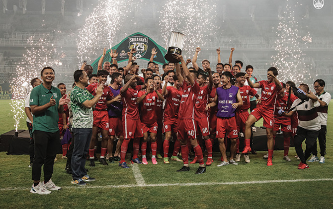 BELUM LENGKAP: Penggawa Persis Solo saat mengangkat piala Surabaya 729 Game. Skuad Persis Solo masih akan kedatangan pemain asing yang dijadwalkan pekan ini datang. (PERSIS OFFICIAL)