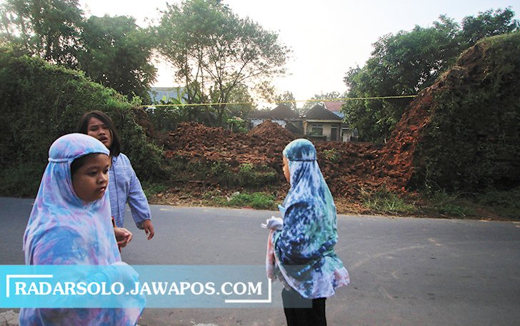 RUSAK BCB: Benteng bekas Keraton Kartasura yang dijebol April lalu. Kasus ini juga menjadi perhatian Kejaksaan Agung. (ARIEF BUDIMAN/RADAR SOLO)
