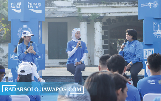 TALKSHOW: Pocari Sweat Atlet, Alya Rohali berdiskusi usai Pocari Sweat Sport (Run) Tourism di Pura Mangkunegaran, Minggu (22/5). (M. IHSAN/RADAR SOLO)
