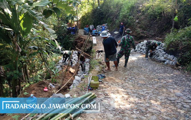 PRA TMMD: Jalan dusun di Desa Joho, Kecamatan Purwantoro yang akan dibeton dalam program TMMD. (IWAN ADI LUHUNG/RADAR SOLO)