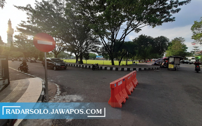 ATURAN BARU: Rambu-rambu penunjuk arah di kawasan Alun-Alun Karanganyar. (RUDI HARTONO/RADAR SOLO)