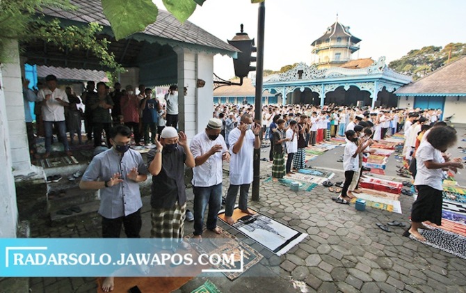 KHUSYUK: Umat Islam di Kota Solo melaksanakan ibadah Salat Idul Fitri 1443 H di Keraton Kasunanan Surakarta, Senin (2/5). (ARIEF BUDIMAN/RADAR SOLO)