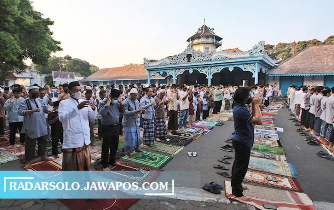 Umat Islam di Kota Solo melaksanakan ibadah Salat Idul Fitri 1443 H di Keraton Kasunanan Surakarta, Senin (2/5). (ARIEF BUDIMAN/RADAR SOLO)