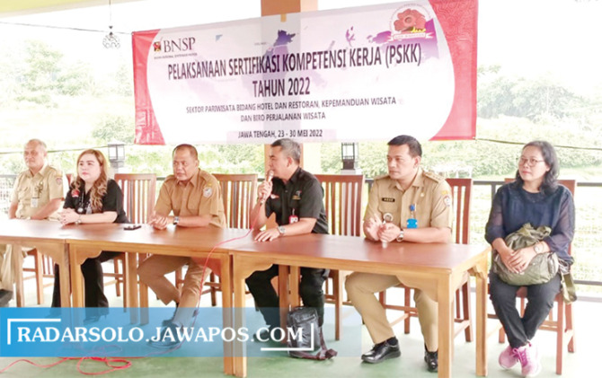 RAKOR: Bupati Juliyatmono (tiga dari kiri) jadi pemateri dalam sertifikasi kompetensi kerja, Rabu (25/5). (RUDI  HARTONO/RADAR SOLO)