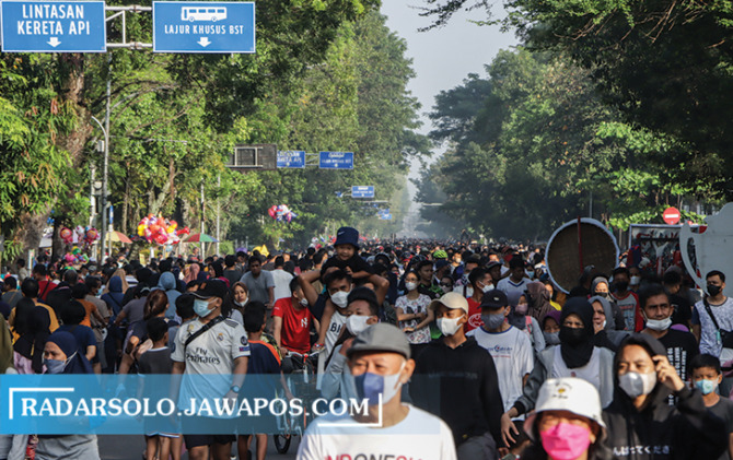 LEBIH RAMAI: Jalan Slamet Riyadi masih menjadi favorit masyarakat menikmati car free day yang mulai dibuka kembali Minggu (15/5). (M. IHSAN/RADAR SOLO)