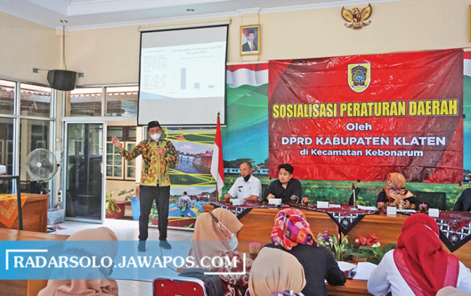 TURUN LAPANGAN: Ketua DPRD Klaten Hamenang Wajar Ismoyo bersama anggota DPRD sosialisasikan  Perda Nomor 6 Tahun 2019 tentang Inisiasi Menyusui Dini (IMD) dan Air Susu Ibu Eksklusif di aula Kantor Kecamatan Kebonarum belum lama ini.  (ANGGA PURENDA/RADAR