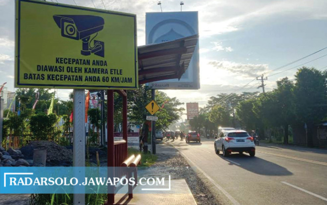CEGAH KECELAKAAN: Kamera speedcam yang dipasang di Jalan Adi Sucipto Colomadu, kemarin (31/5). Pengendara yang ngebut bakal disanksi tilang. (RUDI HARTONO/RADAR SOLO)