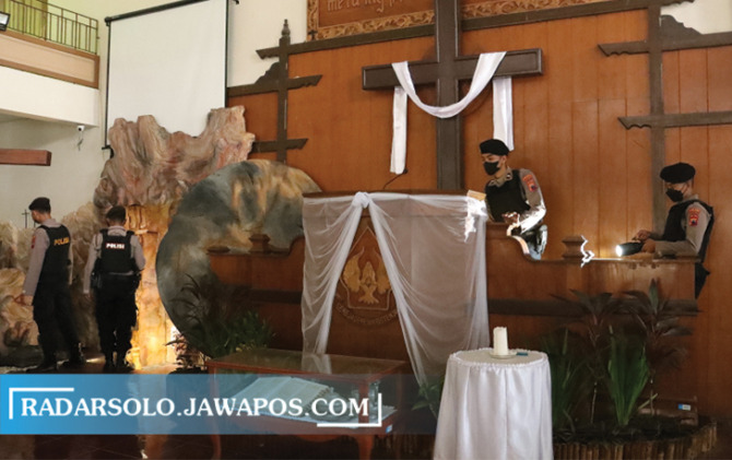 BERI RASA AMAN: Anggota Polres Sukoharjo memeriksa sejumlah gereja untuk memastikan tidak ada benda berbahaya, Rabu (25/5). (IWAN KAWUL/RADAR SOLO)