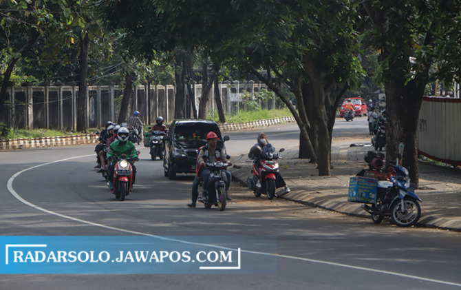 SEPI: Suasana di kawasan Jalan Ki Hajar Dewantara, Kamis (12/5). PKL di kawasan jalan ini khawatir bakal digusur jika pembangunan STP selesai. (M. IHSAN/RADAR SOLO)
