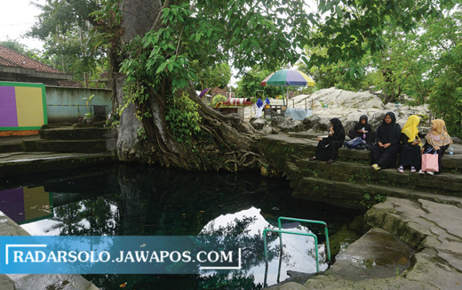 REFRESHING: Salah satu sendang di Taman Bulusan, Desa Jimbung, Kecamatan Kalikotes yang digunakan untuk terapi bagi pengunjung. (ANGGA PURENDA/RADAR SOLO)