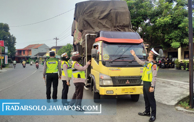 MEMBAHAYAKAN: Anggota Satlantas Polres Sukoharjo tindak truk bermuatan melebihi kapasitas belum lama ini. (IWAN KAWUL/RADAR SOLO)