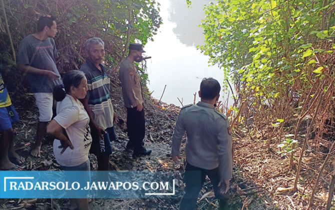PEMERIKSAAN: Lokasi TKP penemuan mayat warga Desa Kecik, Kecamatan Tanon yang meninggal di pinggir Sungai Bengawan Solo, Senin (30/5). (ACHMAD KHAIRUDIN/RADAR SOLO)